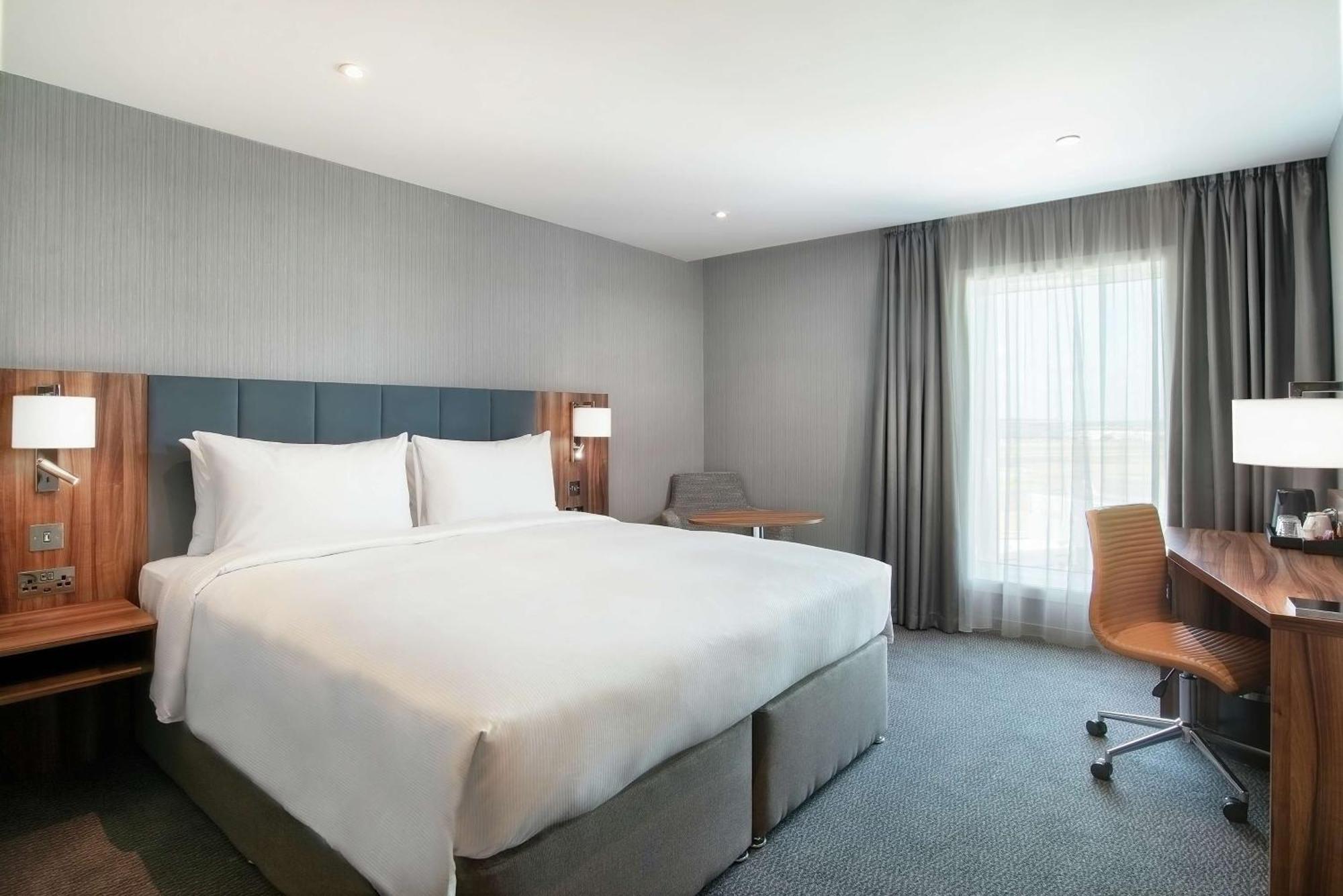Hilton Garden London Heathrow Terminal 2 And 3 Hotel 4*